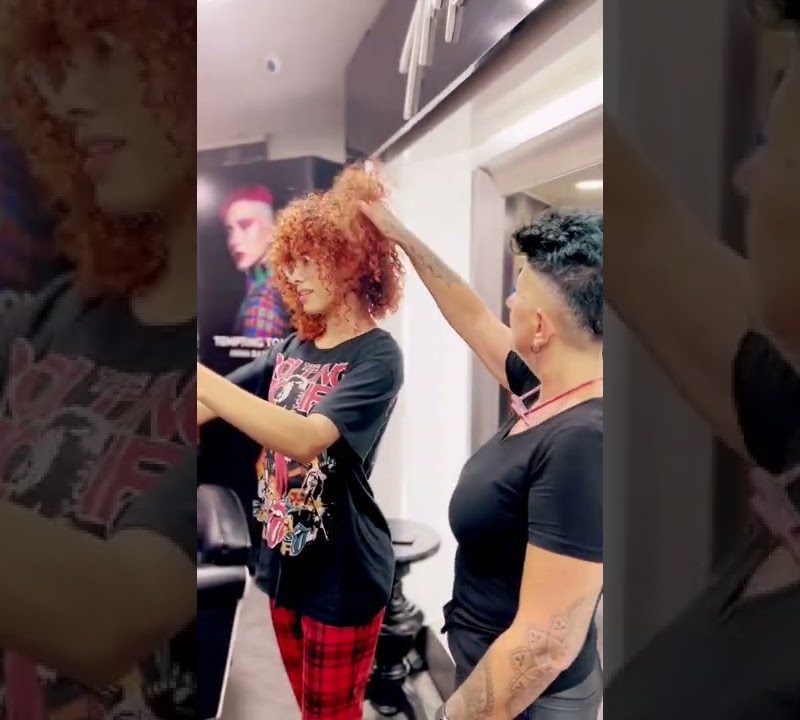 Corte de pelo rizado a capas: las capas se miden en rizos de profundidad, no en centímetros